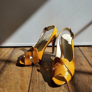 SAKS FIFTH AVENUE-Leather Sole Snakeskin Slingback Heels in Size 7 US MEDIUM